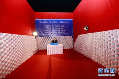 Tỷ phú dùng 16 tấn tiền mặt để trang trí trường quay 